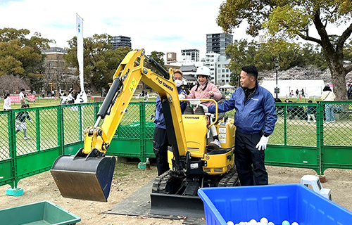 福岡城さくらまつり　ミニショベルカー操作体験ブース出展