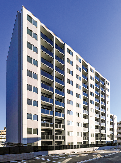 福岡市地下鉄七隈線「別府駅」から徒歩4分と都心へのアクセスにすぐれた土地を活用し、水害に強い安心できる10階建ての大型賃貸マンションを建設。（from第468号）