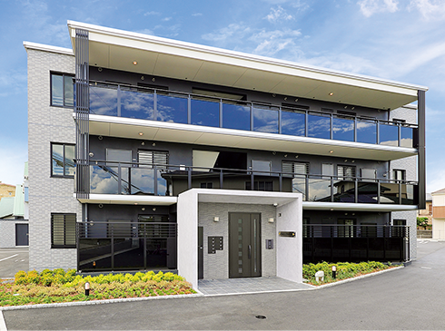 築35年の老朽化アパートの2棟を、ファミリー層の「家族の幸せ」を願って新規格型マンション「ソピア」で建設しました。（from第469号）