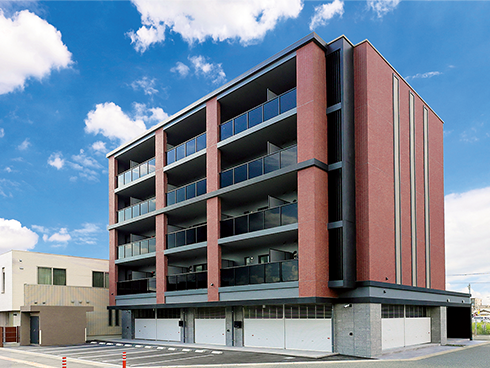 駅前徒歩1分という好立地に高級感あふれるカラーリングのタイルが目を引くオリジナルマンションが完成。JR筑肥線今宿駅の「新しい顔」に。（from第471号）